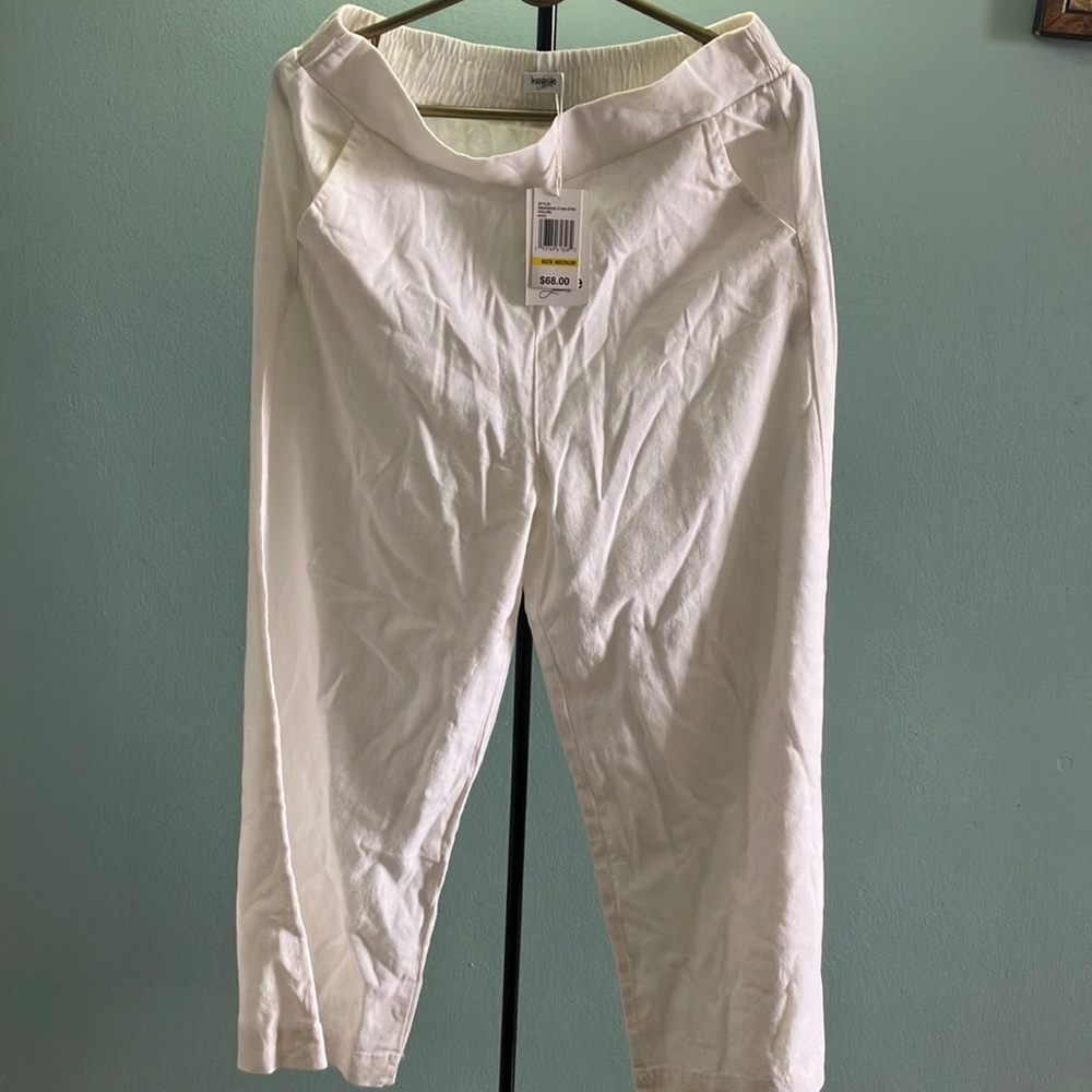 Women capri pants, white color
